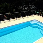 Apartmán Sunny Terrace And Modern Comforts By The Pool