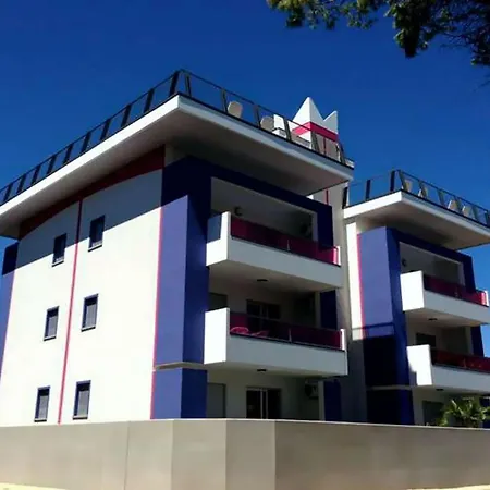 Lägenhet Sunny Terrace And Modern Comforts By The Pool