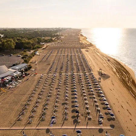 Sunny Terrace And Modern Comforts By The Pool Bibione