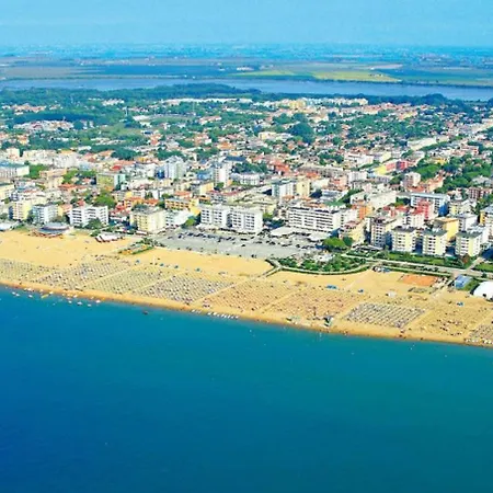 Sunny Terrace And Modern Comforts By The Pool Lägenhet