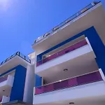 Daire Sunny Terrace And Modern Comforts By The Pool