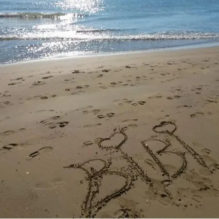 Sunny Terrace And Modern Comforts By The Pool דירה *