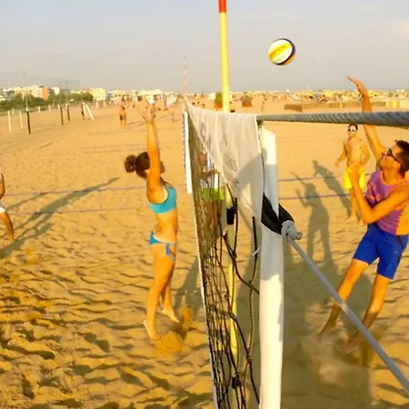 Sunny Terrace And Modern Comforts By The Pool דירה *