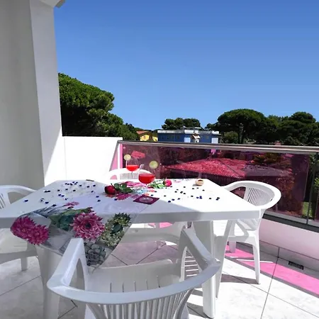 Sunny Terrace And Modern Comforts By The Pool Διαμέρισμα