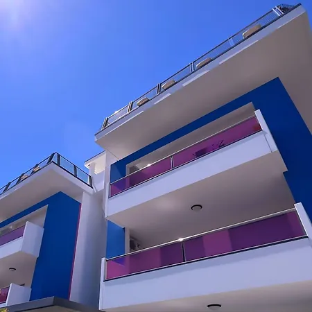 Sunny Terrace And Modern Comforts By The Pool דירה