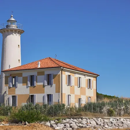 Sunny Terrace And Modern Comforts By The Pool דירה *