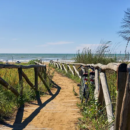 Sunny Terrace And Modern Comforts By The Pool *