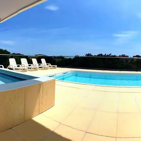 Sunny Terrace And Modern Comforts By The Pool * ביביונה