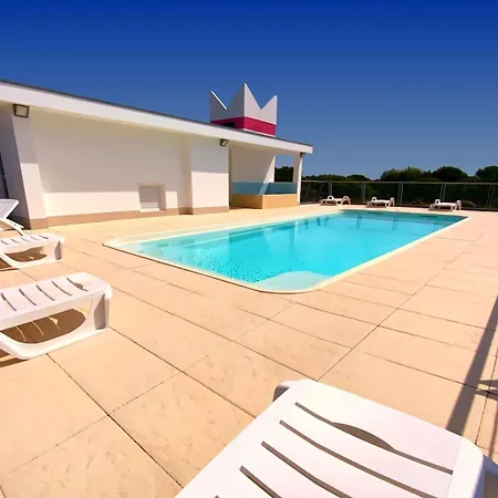 Sunny Terrace And Modern Comforts By The Pool Διαμέρισμα Μπιμπιόνε