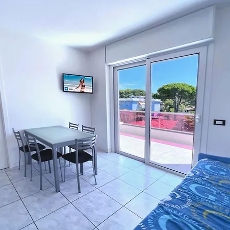 Sunny Terrace And Modern Comforts By The Pool Διαμέρισμα