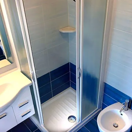 דירה Sunny Terrace And Modern Comforts By The Pool ביביונה