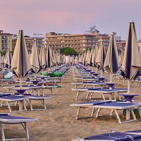 Διαμέρισμα Sunny Terrace And Modern Comforts By The Pool
