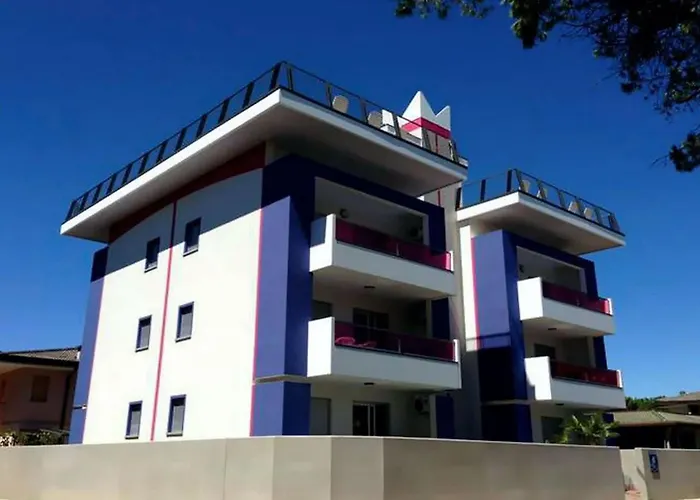 Appartamento Sunny Terrace And Modern Comforts By The Pool