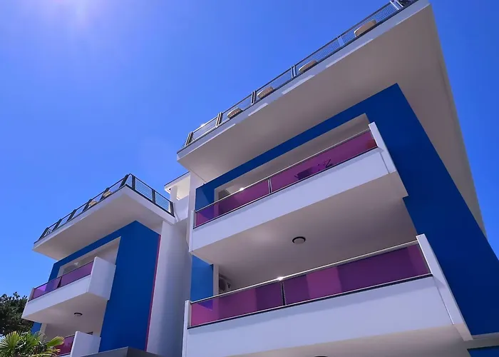 Sunny Terrace And Modern Comforts By The Pool Appartamento