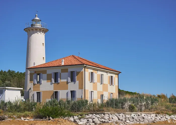 Sunny Terrace And Modern Comforts By The Pool Appartamento *